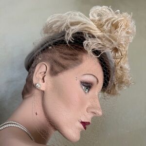 DELIGHTFUL 1940s' TAUPE TILT HAT - LARGE BEIGE OSTRICH FEATHERS, BROOCH & VEIL